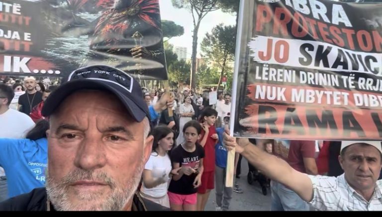 Ish drejtori i PS për Emergjencat Civile Shemsi Prençi në protestë për largimin e qeverisë Rama, kapërcimet nga kandidat i LSI-së në primaret e PD-së te Alibeaj