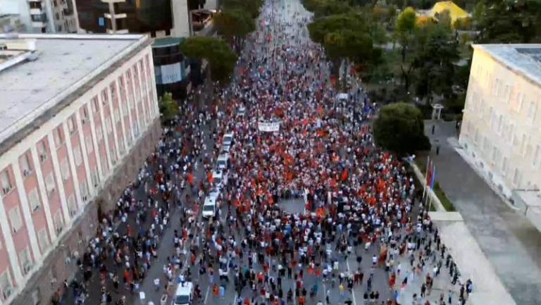 Çunat e Londrës me blogeret në Dhërmi, ja pse kishte pak protestues mbrëmë para Kryeministrisë