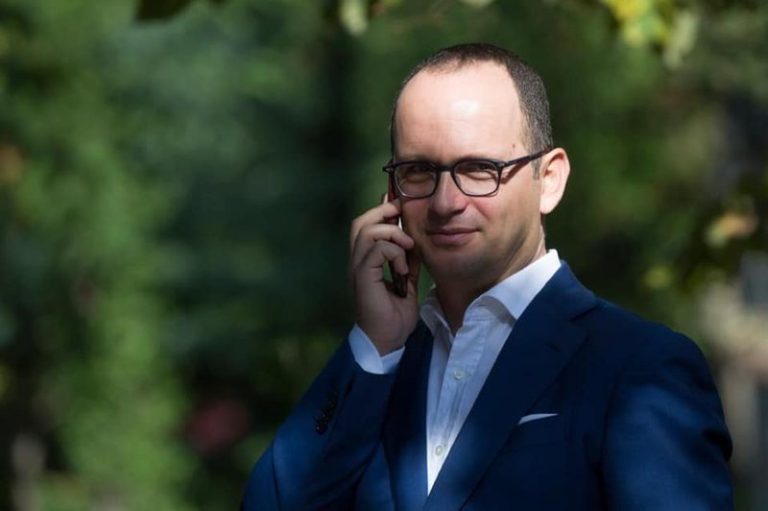 Ditmir Bushati sfidon Pilinçin, vetëshpallet kryeministër i qeverisë teknike: Më kanë përzgjedhur të huajit