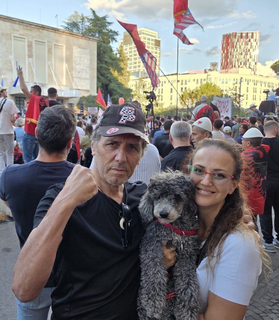 kujdes-nje-i-denoncuar-per-perdhunim-femijesh-i-bashkohet-protestes-leonard-bombaj-kerkon-flamingo