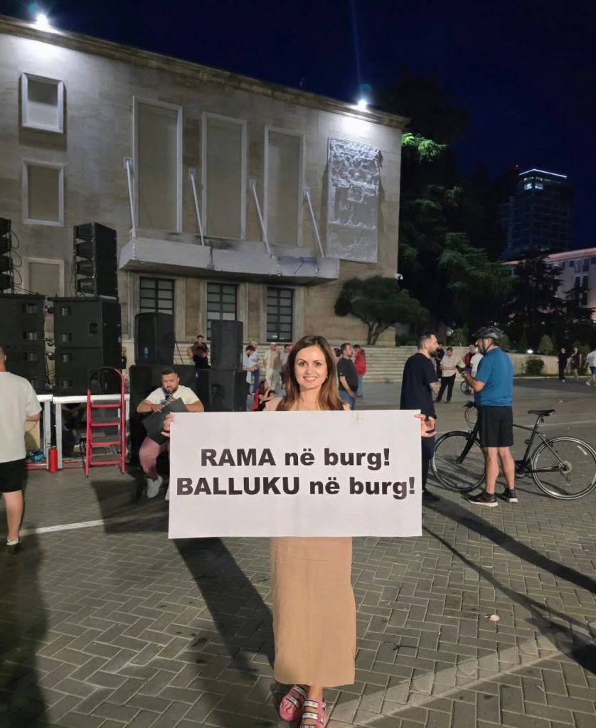 kush-eshte-flamingoja-e-shqup-it-etleva-merko-qe-kerkon-te-ndryshoje-sloganin-rama-n-burg-berisha-n-burg-si-tentoi-te-futej-familjarisht-ne-kuvend-permes-listes-se-tik-lapajt