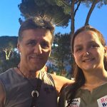 I akuzuar si pedofil, Leonard Bombaj i afrohet Luçiana Kokajt në protestë: Ka sy të qeshur dhe zë të butë