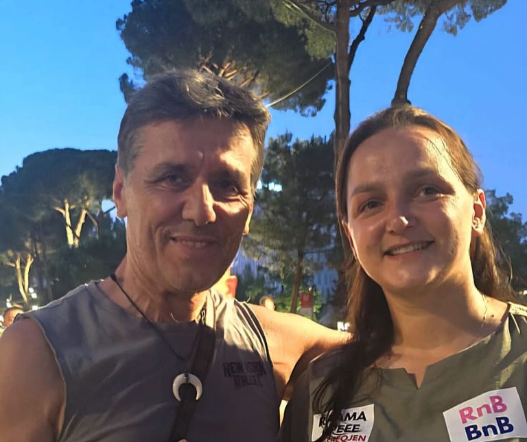 I akuzuar si pedofil, Leonard Bombaj i afrohet Luçiana Kokajt në protestë: Ka sy të qeshur dhe zë të butë