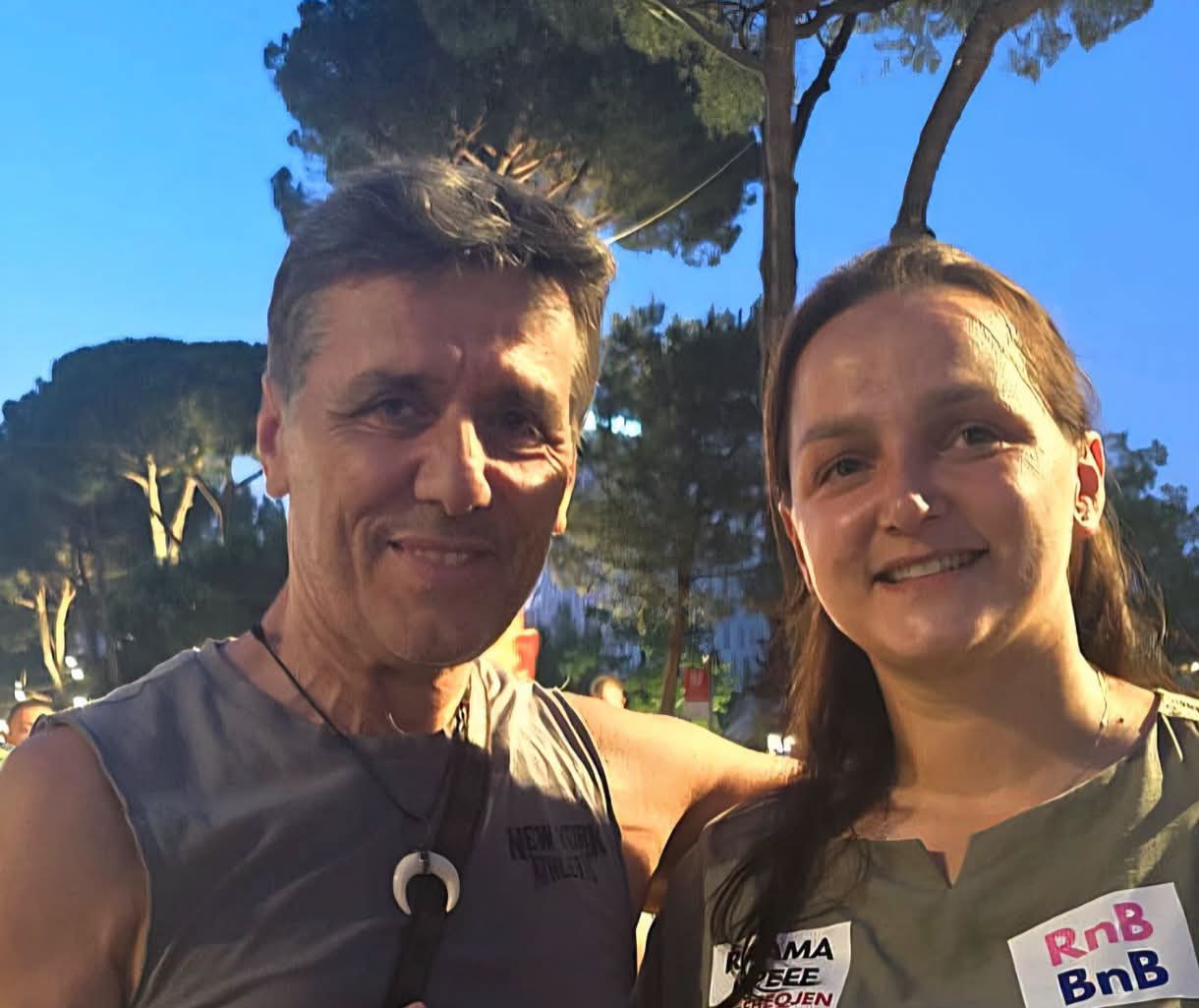 I akuzuar si pedofil, Leonard Bombaj i afrohet Luçiana Kokajt në protestë: Ka sy të qeshur dhe zë të butë