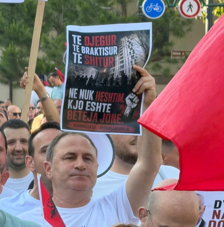 Ish-drejtori i PD i akuzuar për korrupsion Gazmend Sallaku i bashkohet ‘revolucionit të flamingove’