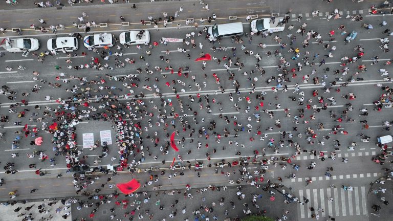 Video / Pas akteve të dhunës qytetarët braktisin protestën, rreth 500 vetë para Kryeministrisë