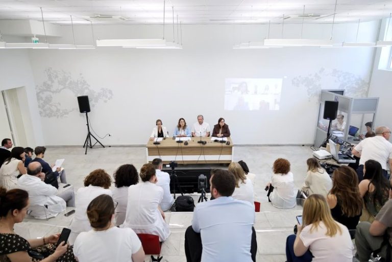 Udhëzuesi klinik për trajtimin hormonal: ekspertët sqarojnë standardet dhe zbatimin