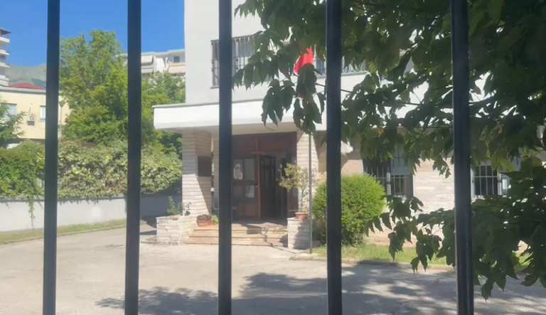 Humbi jetën një i mitur, Gjykata e Gjirokastrës lë në “arrest shtëpie” pronarin e pishinës