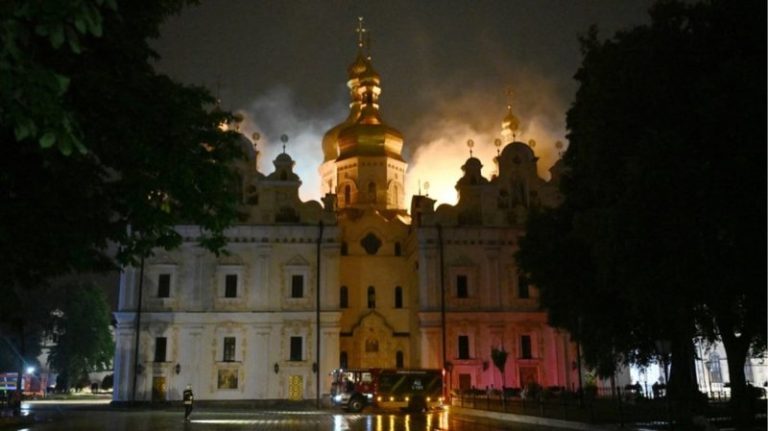 Sulm masiv rus mbi Ukrainën/ Digjet monumenti historik i Kievit, pesë të vdekur