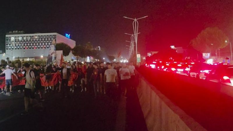 Protesta e 15-të për ‘Zvërnecin’, qytetarët bllokuan autostradën Tiranë-Durrës dhe rrugën e Rinasit! Policia shpërndau turmën pranë aeroportit