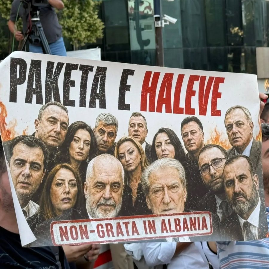 Ironi, meme dhe mesazhe të forta, pankartat që “pushtuan” protestën!