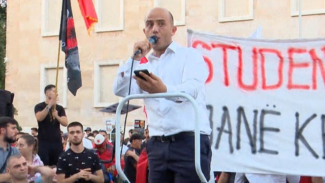 Protesta, sulmohet Komisionerja e BE: U bë Narta, Kos!