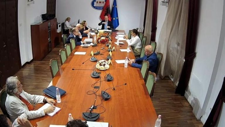 Deklarata e Koçekut për Bajrajt, reagon PS: Kush ndihet i kërcënuar t’i drejtohet policisë