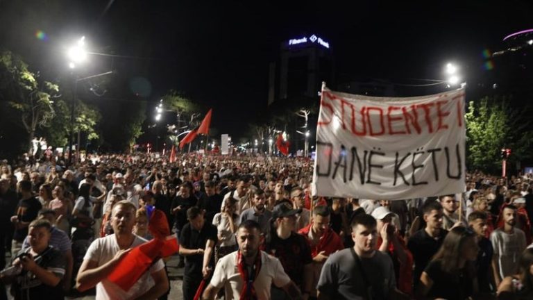 Bllokimi i rrugëve gjatë protestës, policia procedon 16 persona për pengim qarkullimi dhe prishje të rendit