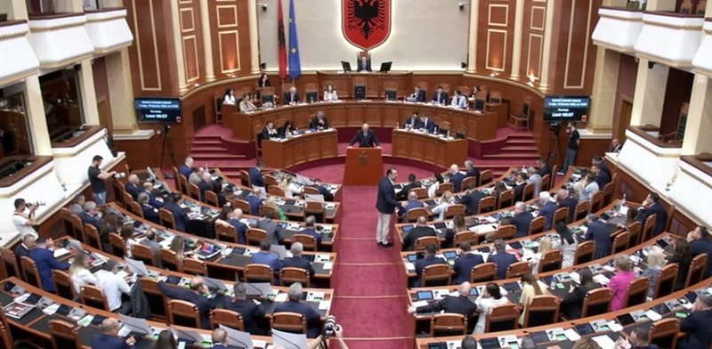 VIDEO/ Seanca plenare përfshihet nga tensione, deputetët e PD bllokojnë foltoren