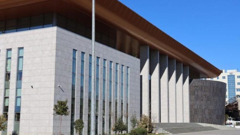 LETRA/ Kamerat nuk lejohen në proceset gjyqësore, Televizionet kërkojnë ndërhyrjen e menjëhershme të KLGJ: Po cënohet e drejta e informimit