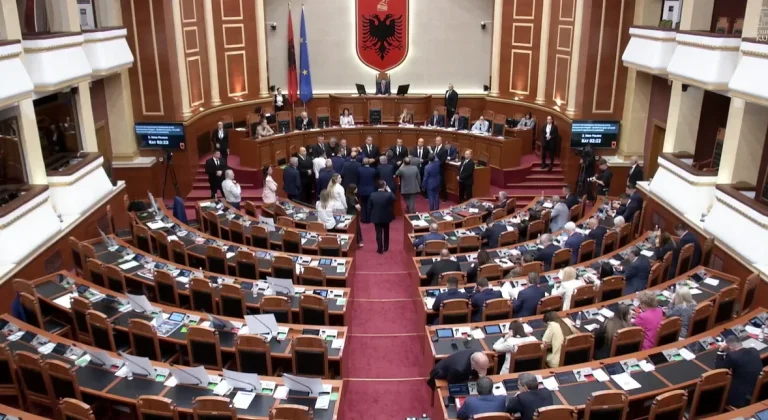 Deputetët e PD sërish ‘gardh’ te foltorja pas pushimit, nuk lejojnë të marrë fjalën ministri