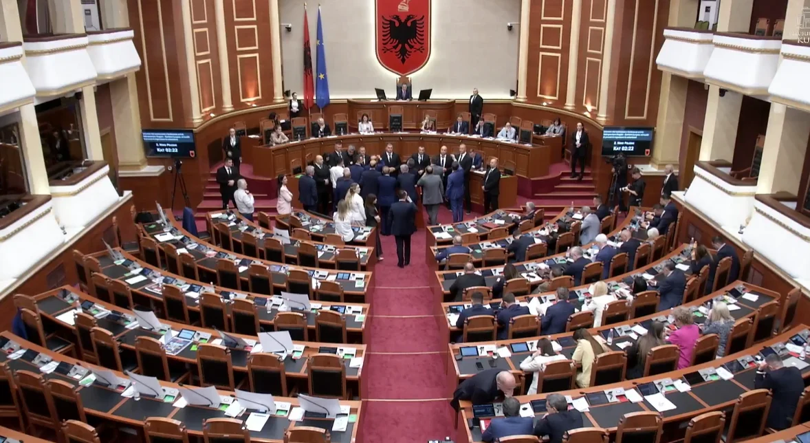 Deputetët e PD sërish ‘gardh’ te foltorja pas pushimit, nuk lejojnë të marrë fjalën ministri
