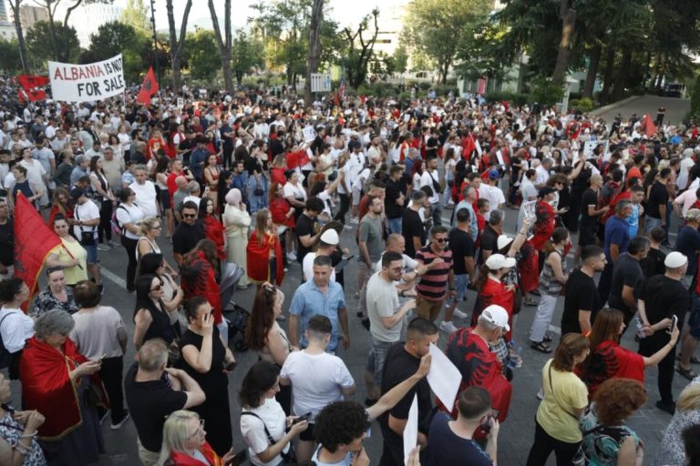 Protesta e 20/ Nis grumbullimi i qytetarëve te sheshi Skënderbej