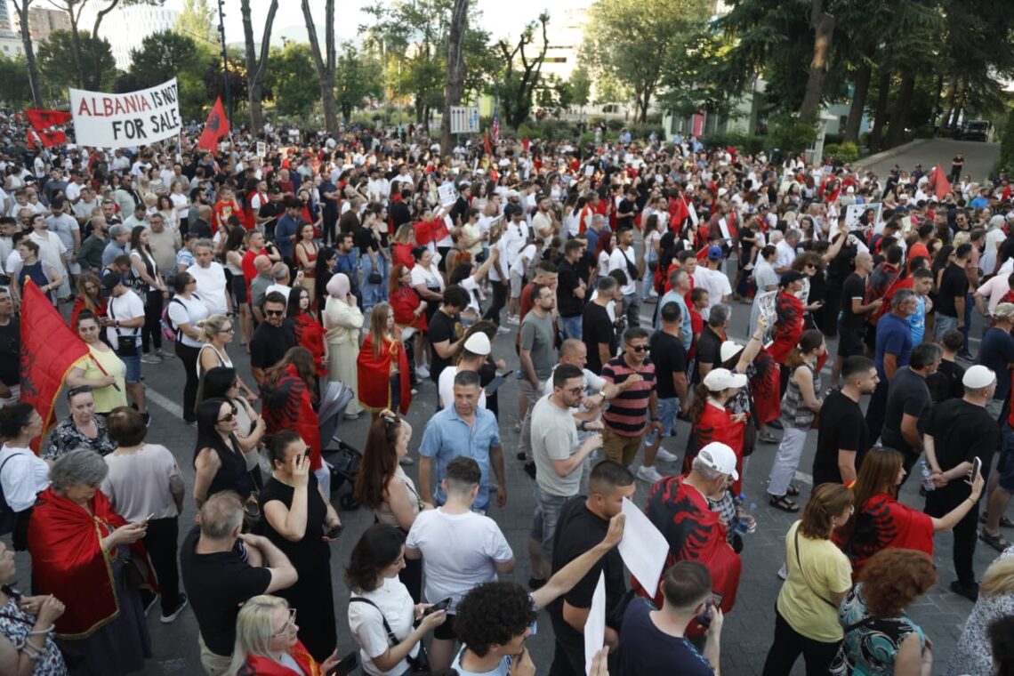 Protesta e 20/ Nis grumbullimi i qytetarëve te sheshi Skënderbej
