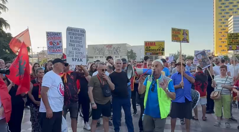 Dita e 20-të e protestës në Tiranë, organizatori Kola: Nesër vjen mërgata, kanë prerë biletë pa kthim