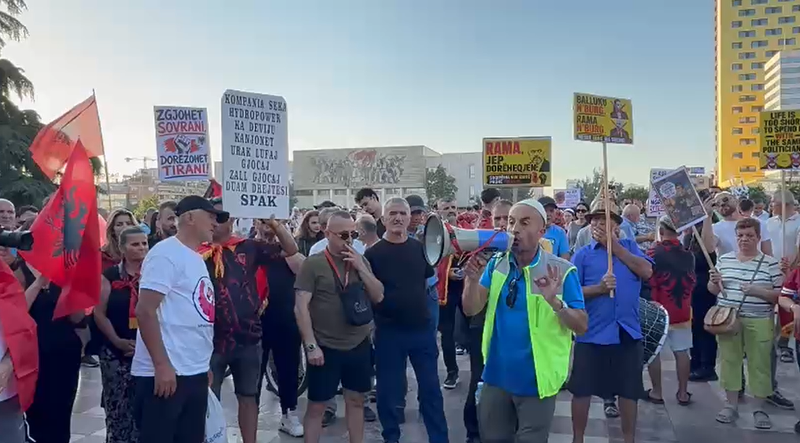 Dita e 20-të e protestës në Tiranë, organizatori Kola: Nesër vjen mërgata, kanë prerë biletë pa kthim