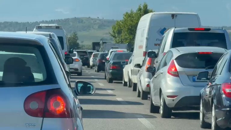 Aksident në aksin Levan-Vlorë, rëndohet trafiku në autostradë