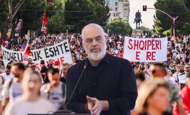 Rama sfidon protestuesit: Sillni draftin për “Shqipërinë e re”
