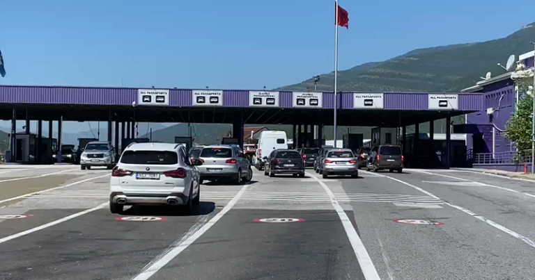 Fluks i madh në kufi: mbi 10 mijë qytetarë nga Kosova hyjnë në Shqipëri për fundjavë