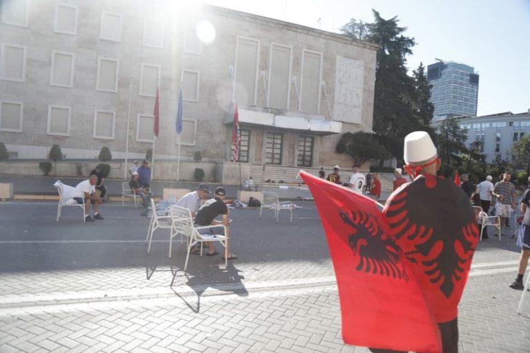 Pas protestës kombëtare, afro 30 protestues kaluan natën para Kryeministrisë! Policia i paralajmëron për bllokimin e paligjshëm të bulevardit