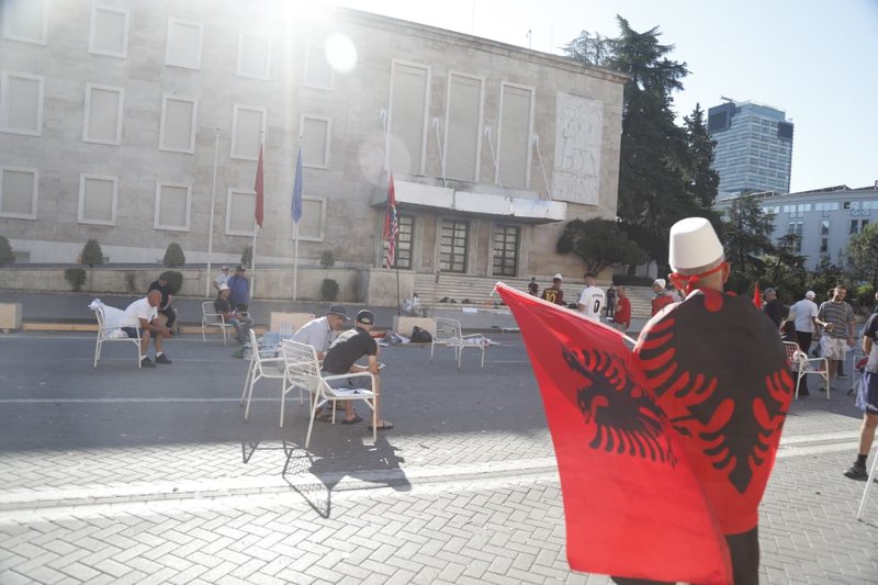 Pas protestës kombëtare, afro 30 protestues kaluan natën para Kryeministrisë! Policia i paralajmëron për bllokimin e paligjshëm të bulevardit