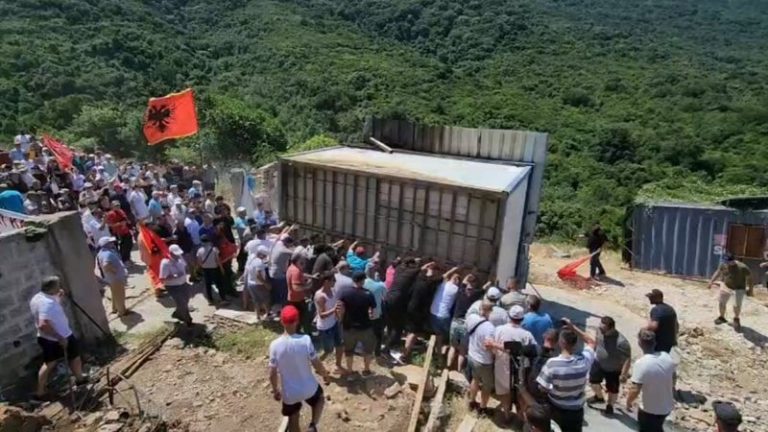 Protestë në Kakome, banorët shembin me forcë rrethimin, kërkojnë fundin e zvarritjes së çështjes së pronave
