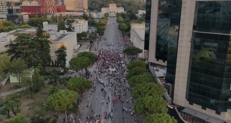 PAMJE ME DRON! Protesta e 23 kundër qeverisë, ja pjesëmarrja në bulevard
