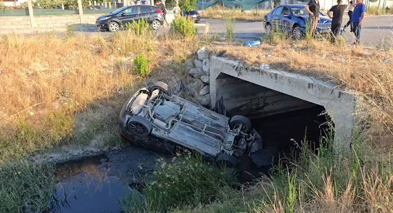 Aksident i frikshëm në Durrës, “Mini Cooper” përfundon në kanal pas përplasjes me “Benz”-in, plagosen dy vajza