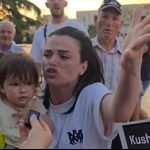 Dita e 24-t e protestës nis me incident, tubuesja i kundërvihet Arben Kolës: Po bie protesta çdo ditë, kush je ti që na drejton?