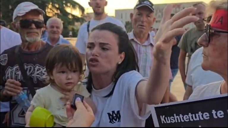 Dita e 24-t e protestës nis me incident, tubuesja i kundërvihet Arben Kolës: Po bie protesta çdo ditë, kush je ti që na drejton?