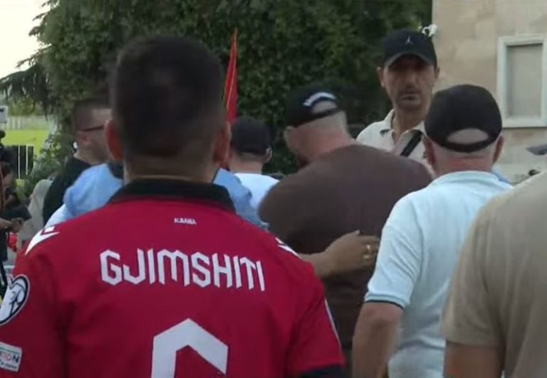 VIDEO/ Incidenti në nisje të protestës: I moshuari zë karrigen ku mbahen fjalimet, qytetarët e ngrenë me forcë
