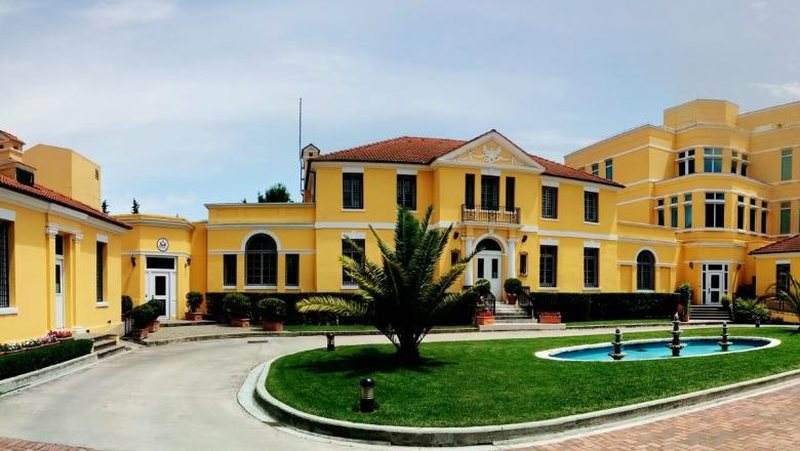 ‘Kam marrë kercënime në emrin tuaj’ – Ambasada e SHBA rrëzon pretendimet e protestuesit: Plotësisht të pavërteta