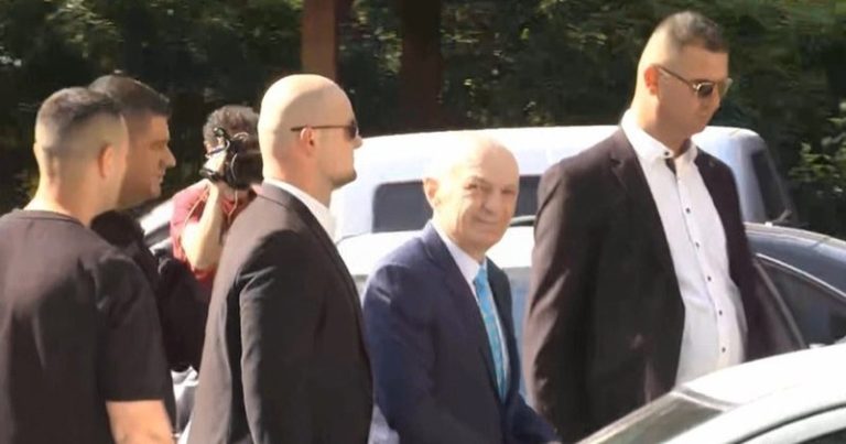 “Çohet, pret njerëzit dhe bën shaka, i pyet për familjen! Nuk ka të ngopur duke folur” – Gazetari tregon detajet nga pritja e Ilir Metës në Rogner, për ngushëllimet për babain
