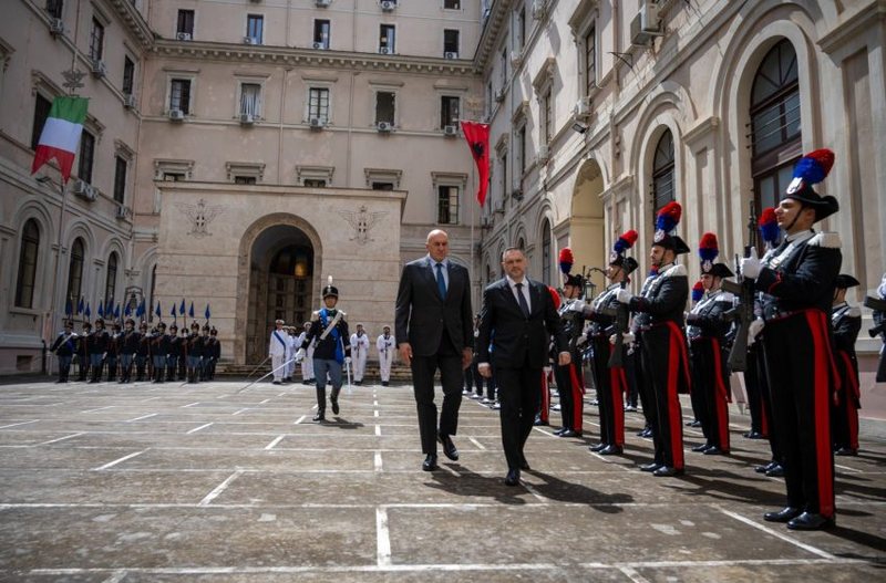 Marrëveshja për prodhimin e mjeteve lundruese ushtarake, ministri Nufi takon në Romë homologun e tij italian