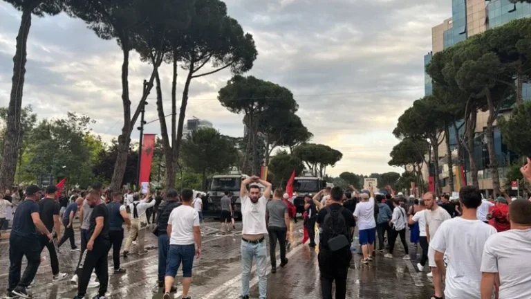 Protesta, aktivistët e Vetëvendosjes prijnë përplasjen me policinë