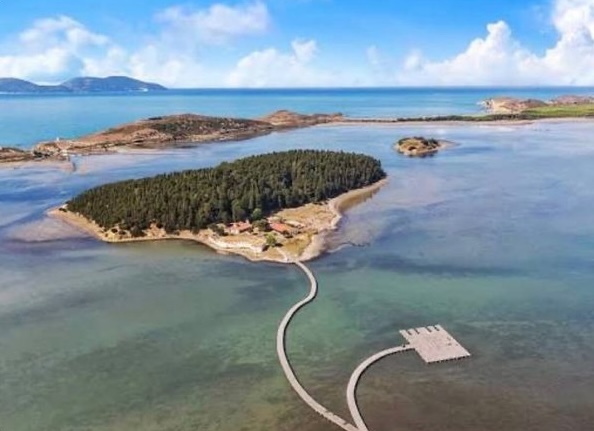 FOTO/ “Sazani grek” dhe “Zvërneci vorioepirot”, faqet greke ndezin propagandën kundër investimit që synon ta vendosë Shqipërinë në hartën e turizmit botëror