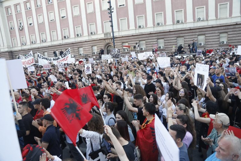 AGSH reagon pas incidenteve në tubimin kundër projektit për Zvërnecin: Gazetarët nuk janë palë në protestë