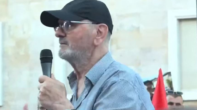 “Mjerë Rama nëse ka vendosur të mos ikë” - Aktori Medi Malkaj flet nga protesta: Po e shet Shqipërinë si do ai