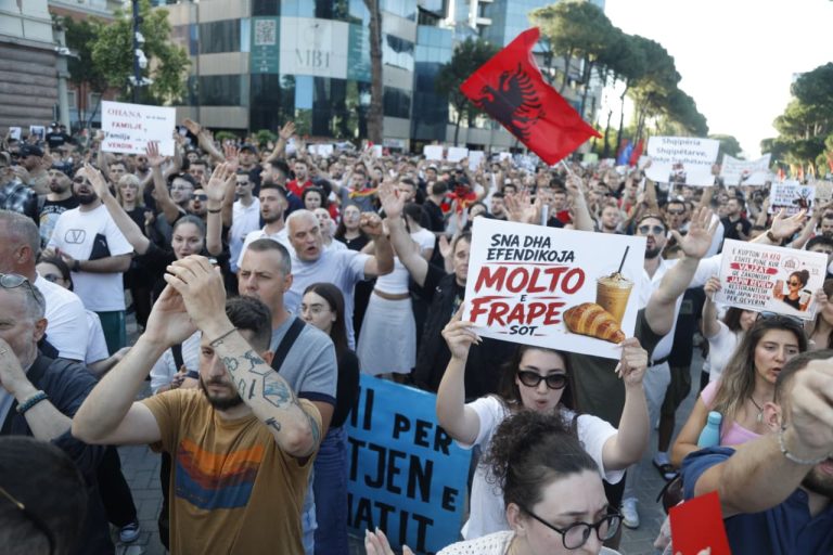 Si të bësh një protestë të suksesshme. Çdo revulucion ka nisur nga një ofendim i tepërt. Çfarë mund të mësojnë protestuesit shqiptarë nga Pranvera Arabe dhe nga lëvizje të tjera proteste në botë?