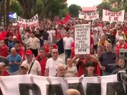 Protestuesi rilexon kërkesat gjatë tubimit para Kryeministrisë: Do bllokojmë institucionet, nëse të korruptuarit nuk largohen!