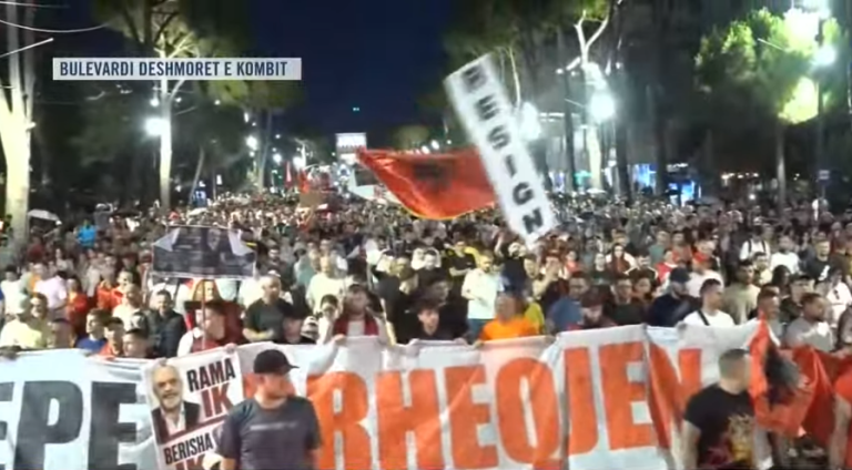 Përfundojnë fjalimet, protestuesit nisin marshimin në rrugët e Tiranës