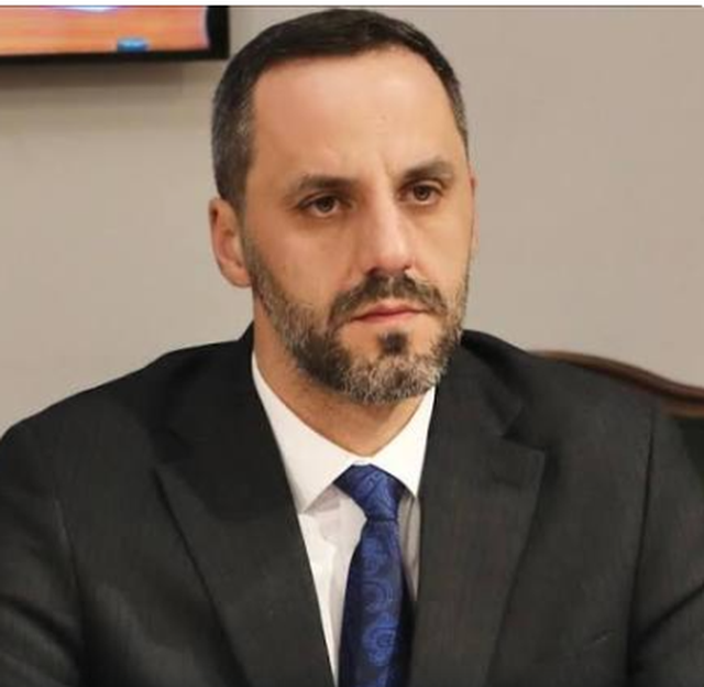 Ka një urdhër dëbimi”, ministri Lamallari shpjegon vendimin për Ikballe Huduti Berisha: Bazohet në informacionet e inteligjencës
