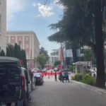 Ministrat dalin të flasin pas mbledhjes së Qeverisë, protestuesit mblidhen para godinës së Kryeministrisë dhe i bien vuvuzelave