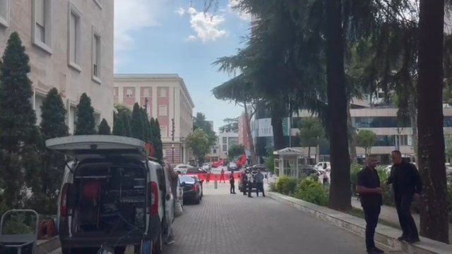 Ministrat dalin të flasin pas mbledhjes së Qeverisë, protestuesit mblidhen para godinës së Kryeministrisë dhe i bien vuvuzelave